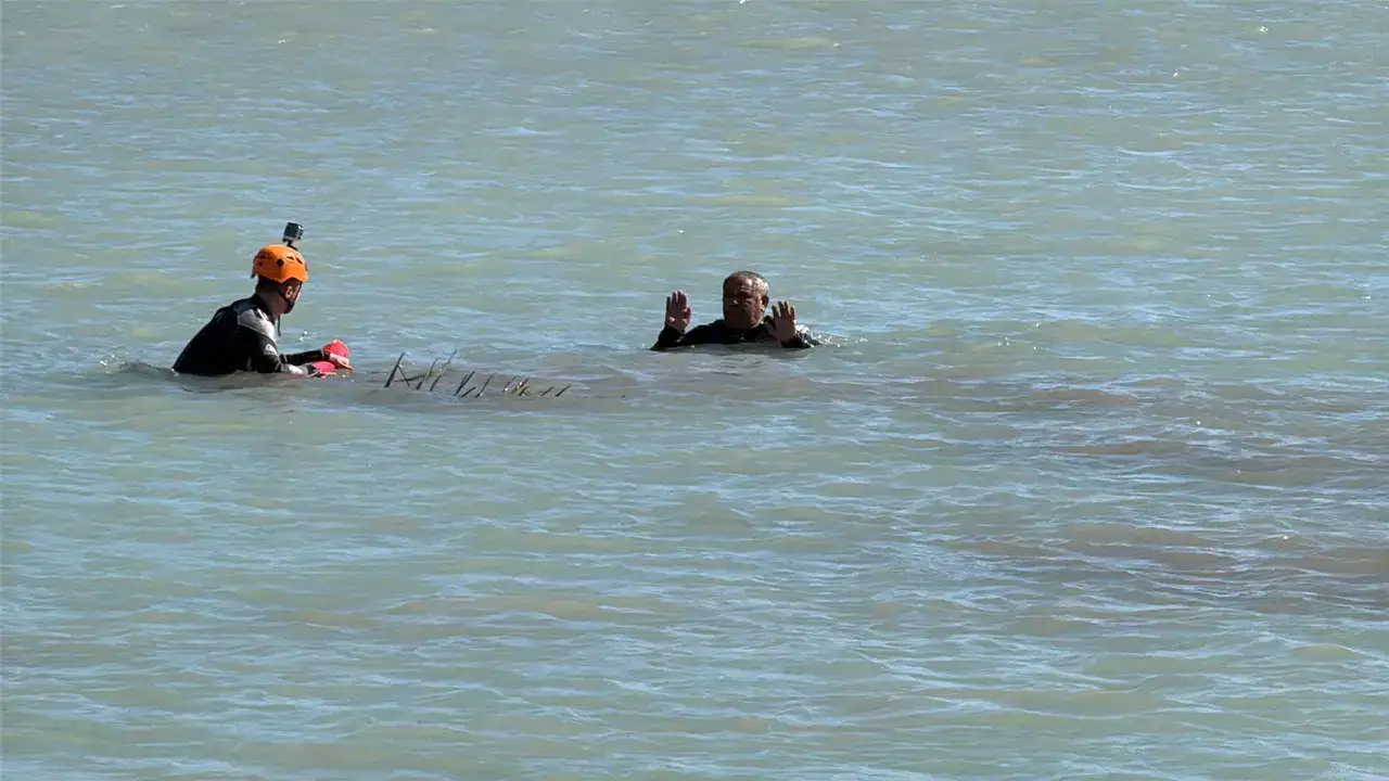 Antalya Büyükşehir İşçisi Kendini Bir Anda Sulara Bıraktı 2